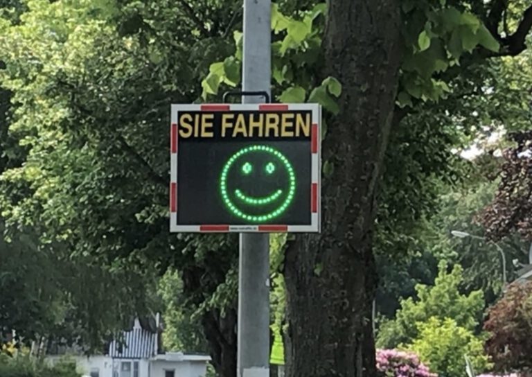 Erfolgreicher Antrag: zwei weitere Radarsmileys für Aichach