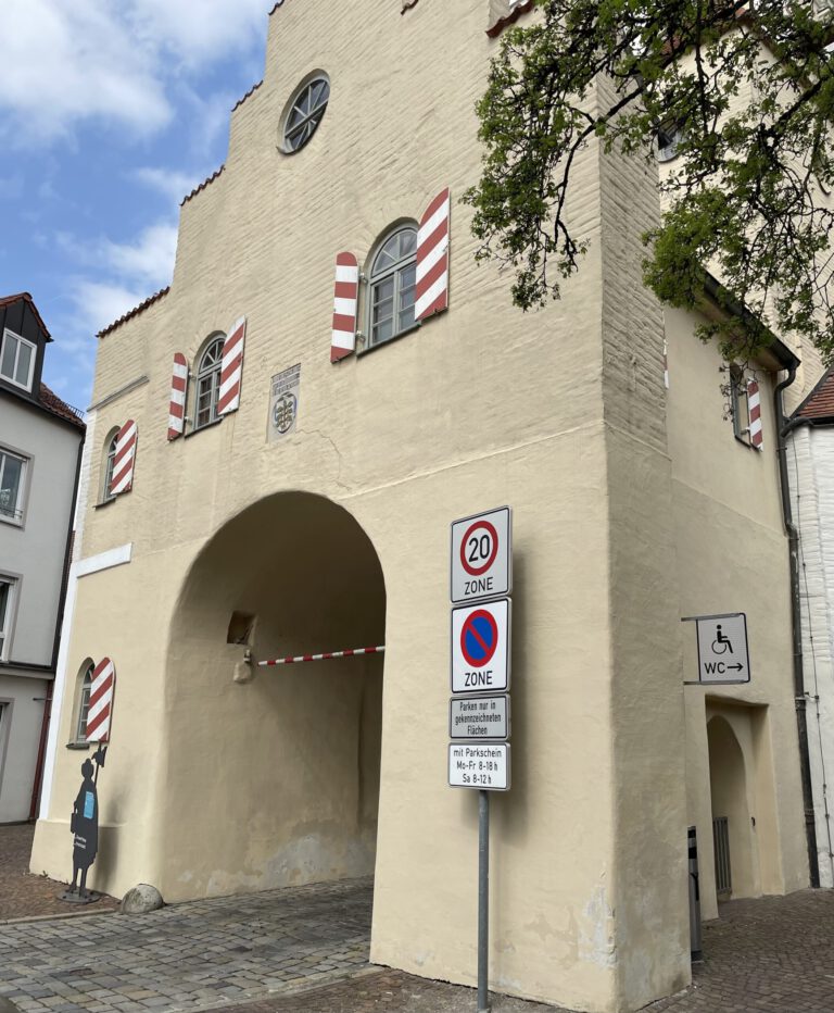 Schild endlich sichtbar: Tempo 20 am Aichacher Stadtplatz